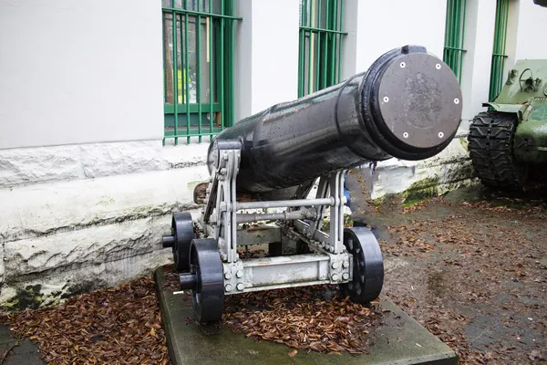 Canhão exibido na frente do edifício das forças armadas — Fotografia de Stock