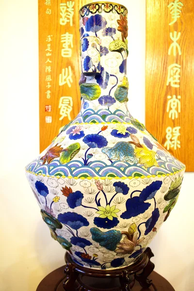 Traditionelle chinesische Vase von Hand bemalt lizenzfreie Stockfotos