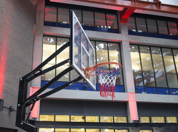 Basketball net in urban shopping plaza — Stock Photo, Image