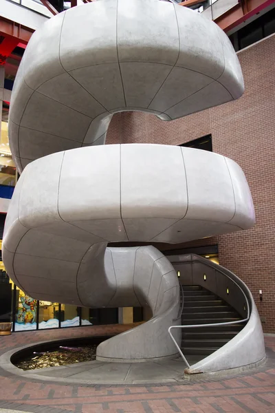 Escalera de caracol de mármol en plaza comercial urbana —  Fotos de Stock