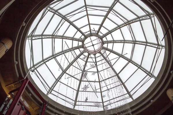 Circular skylight at waterfront shopping plaza — Stock Photo, Image