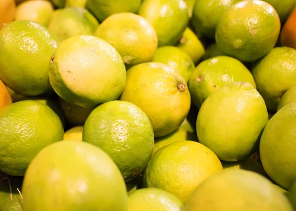 Sappige verse limes op de markt — Stockfoto