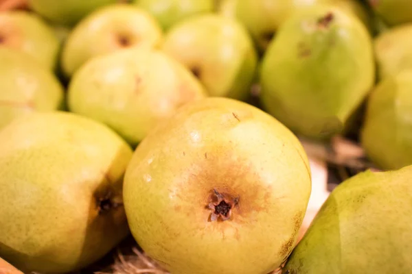 Frische Birnen auf dem Markt — Stockfoto