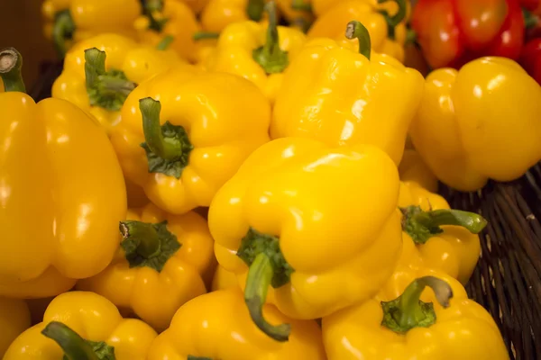 Yellow peppers at the market — Stock Photo, Image