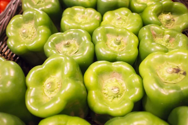 Green bell peppers at market — Stock Photo, Image