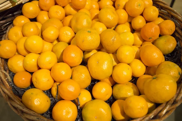 在市场上的橘子的购物篮 — 图库照片