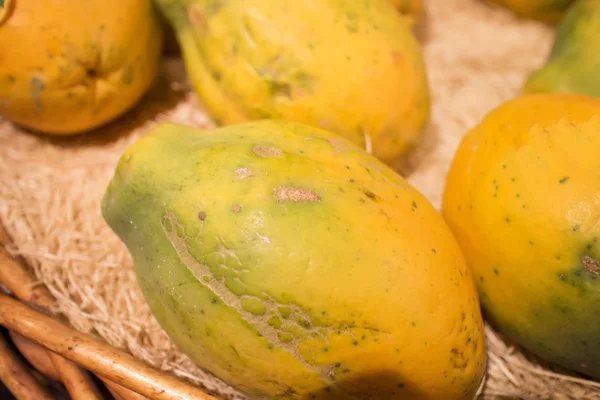 Papaya im Korb auf dem Markt — Stockfoto