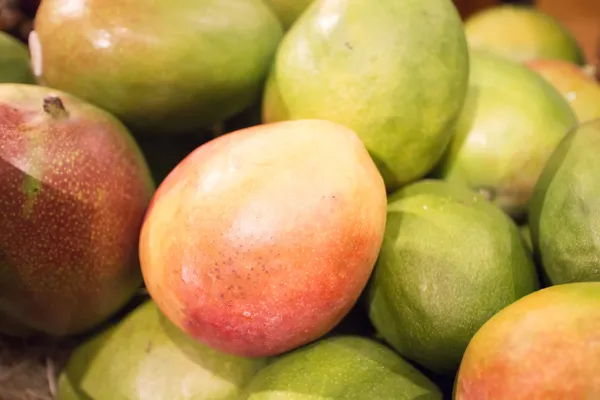 在市场上的新鲜芒果 — 图库照片