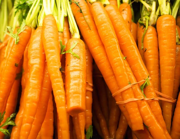 Bouquet de carottes au marché — Photo