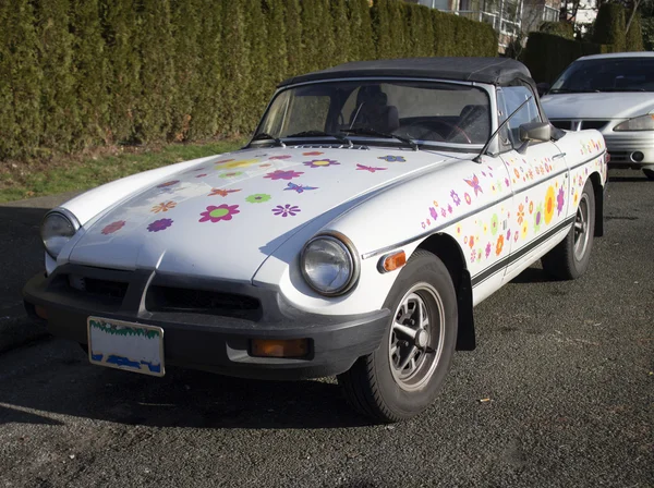 Europese sportwagen met bloemrijke paint job — Stockfoto