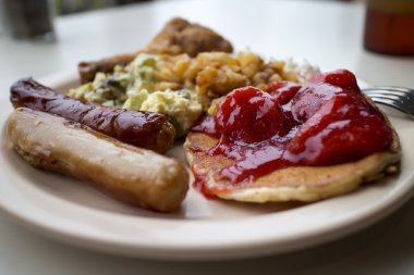 kek ve sosis ile çilek