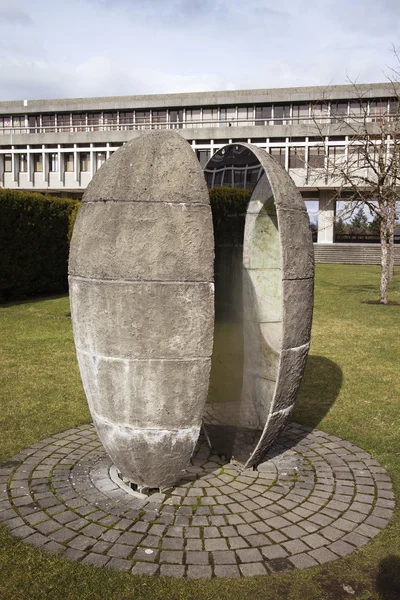 Sculpture sur pierre pod sur le campus — Photo