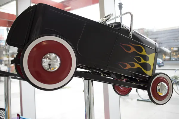 Jouet voiture de course dans la fenêtre du magasin — Photo