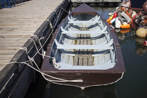 Old rowboat tied up dockside — Stock Photo, Image