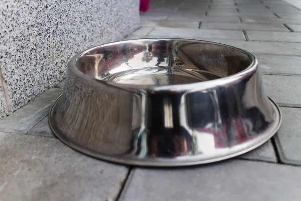 Серебряная миска для еды — стоковое фото