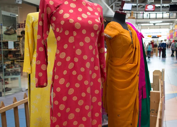 Vestidos em shopping aldeia internacional — Fotografia de Stock