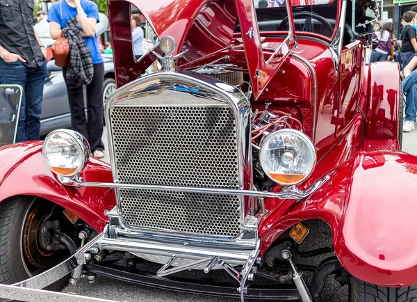 Voiture classique rouge à la fête en plein air — Photo