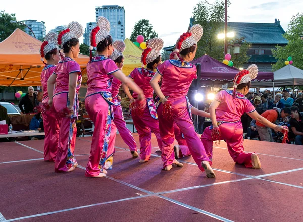 Bailarines en el mercado nocturno de Chinatown —  Fotos de Stock