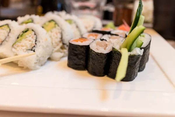 Sushi rulle combo på vit platta. — Stockfoto