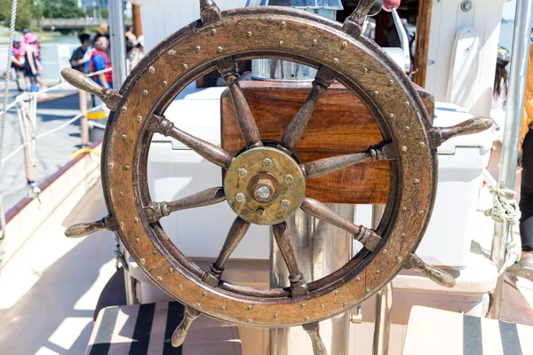 Rueda de navegación en el buque — Foto de Stock