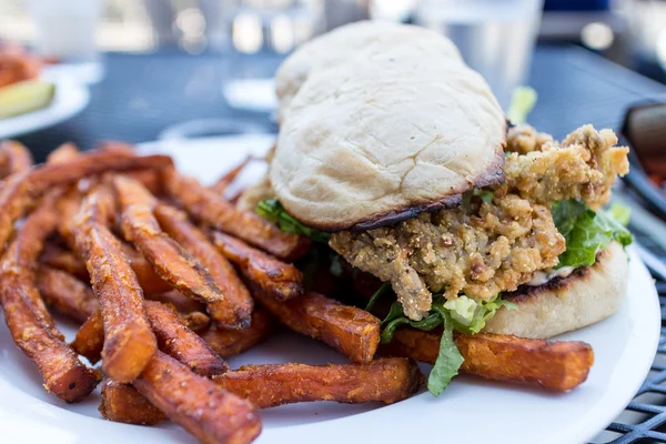 Fried oyster sandwich — Stock Photo, Image