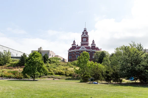 Big churchy building overlooking park — Stock Photo, Image