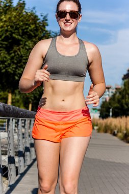 sahil yolu üzerinde çalışan