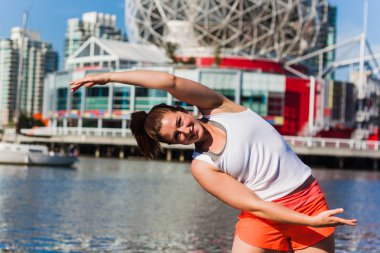 bir kolunu yana esneme