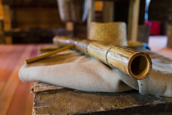 Pólo de bambu na mesa velha — Fotografia de Stock