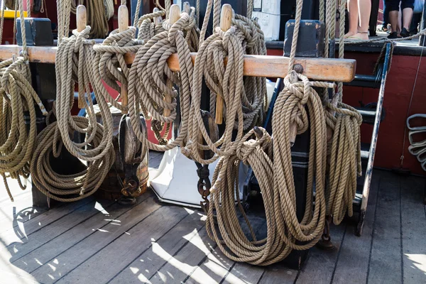 Ropes and rigging on old vessel — Stock Photo, Image