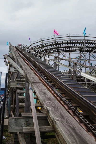 Ahşap rollercoaster, uzun boylu — Stok fotoğraf