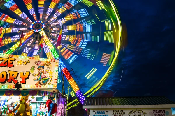 Roda gigante em feiras em movimento — Fotografia de Stock