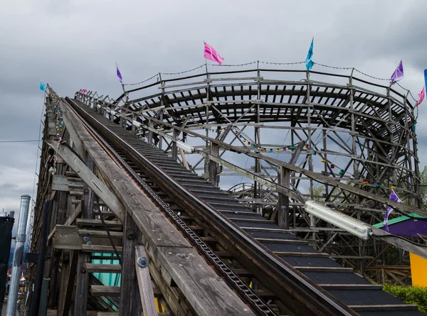 Ahşap rollercoaster genelinde — Stok fotoğraf