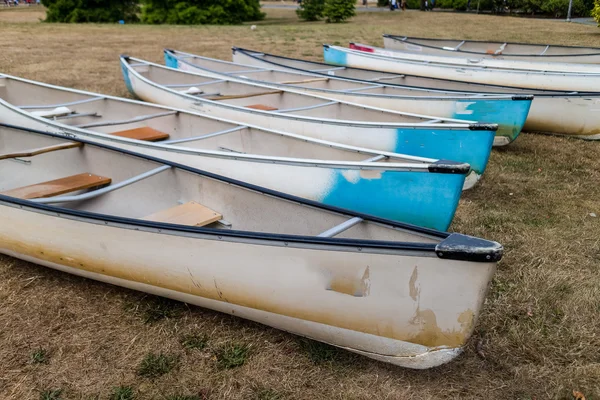 Velhas canoas na grama — Fotografia de Stock