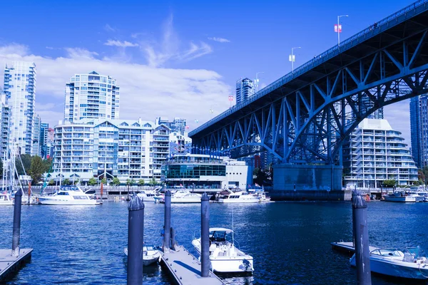 Modrá obloha den na granville island — Stock fotografie