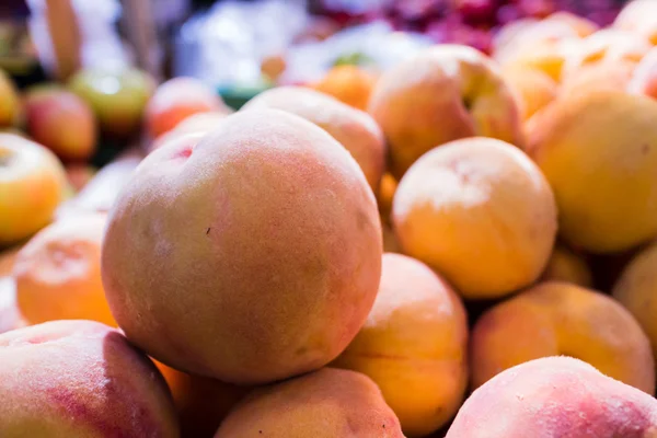 在市场上的鲜桃 — 图库照片
