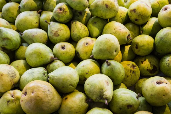 Färska päron på marknaden. — Stockfoto