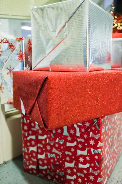 Glänzende Stapel von Weihnachtsgeschenken — Stockfoto