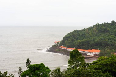 Candolim Goa Hindistan - 25 Eylül 2021: Portekiz döneminin Aşağı Aguada Kalesi ve eski merkez hapishanesi turizm merkezi olarak yenileniyor ve kısa süre içinde Goa 'da hizmete girecek