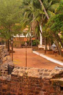 Candolim Goa Hindistan - 25 Eylül 2021: Portekiz döneminin Aşağı Aguada Kalesi ve eski merkez hapishanesi turizm merkezi olarak yenileniyor ve kısa süre içinde Goa 'da hizmete girecek