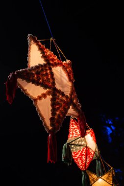 El yapımı noel yıldızı kopyalanmış uzayda sergileniyor