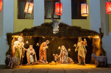 Noel 'de Goa Hindistan' da ışıklarla dekore edilmiş açık hava Noel Beşiği. Goa Hindistan 'da sergilenmekte olan köylü Noel Beşikleri