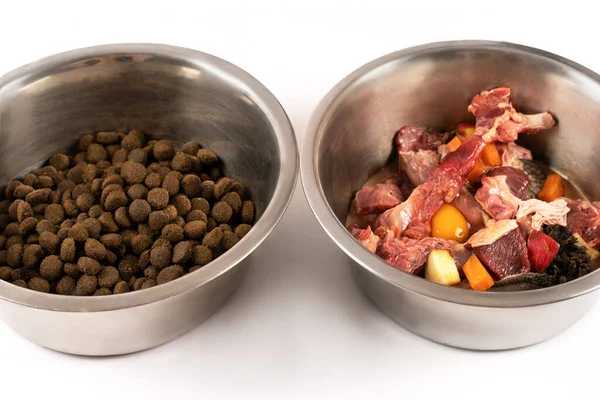 Zwei Schüsseln Mit Hundefutter Verarbeiteten Und Natürlichen Lebensmitteln Vergleich Verschiedener — Stockfoto