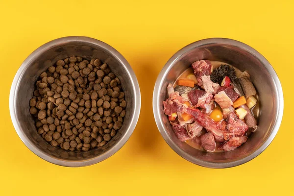 Duas Taças Com Comida Cão Coisas Processadas Naturais Comparação Diferentes — Fotografia de Stock