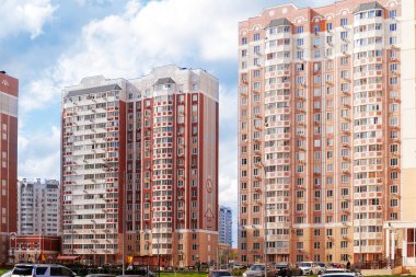 Şehir merkezindeki gökdelenleri, yüksek binaları, apartmanları olan yeni modern şehir. Açık hava, boşluğu kopyala. 
