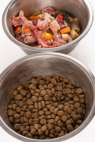 Zwei Schüsseln Mit Hundefutter Verarbeiteten Und Natürlichen Lebensmitteln Vergleich Verschiedener — Stockfoto