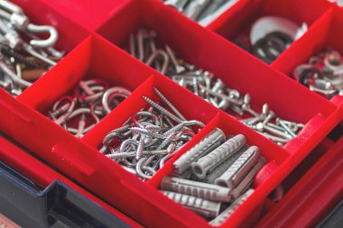 Vidaları ve çivileri olan bir alet kutusu