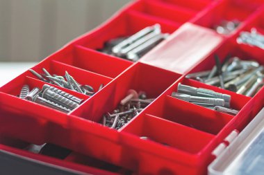 Vidaları ve çivileri olan bir alet kutusu