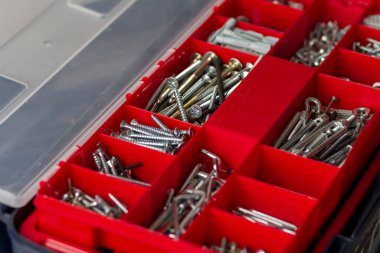 Vidaları ve çivileri olan bir alet kutusu