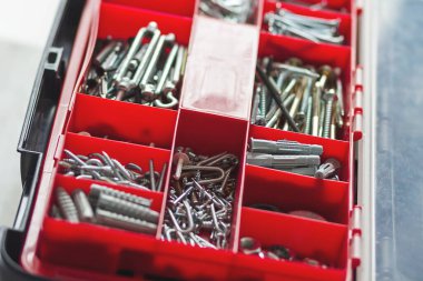 Vidaları ve çivileri olan bir alet kutusu